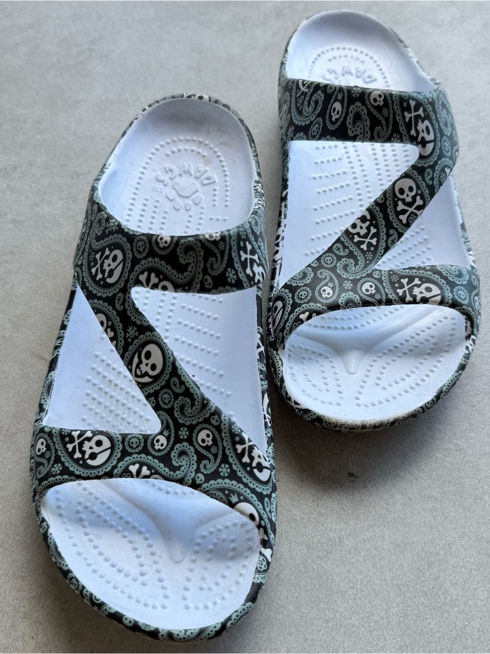 Dawgs Sandals SZ 9 black Skull pattern rubber slip on flats logo